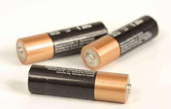 为什么大多智能锁用干电池不用锂电池？